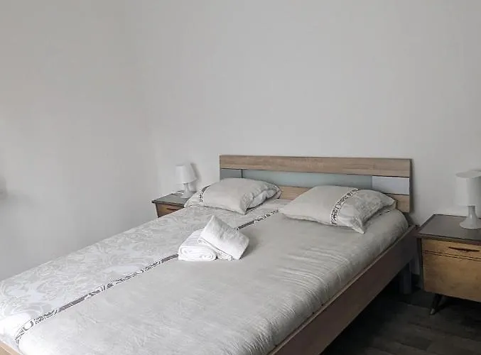 Le Thannois - 2 Chambres, Salon, Cuisine Equipee, Parking Et Wifi Gratuit Appartement *