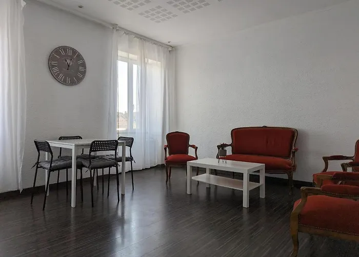 Le Thannois - 2 Chambres, Salon, Cuisine équipée, Parking Et Wifi Gratuit Appartement